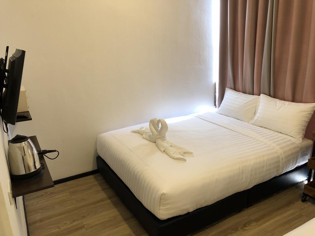 Glur Phuket Patong Beach Екстер'єр фото