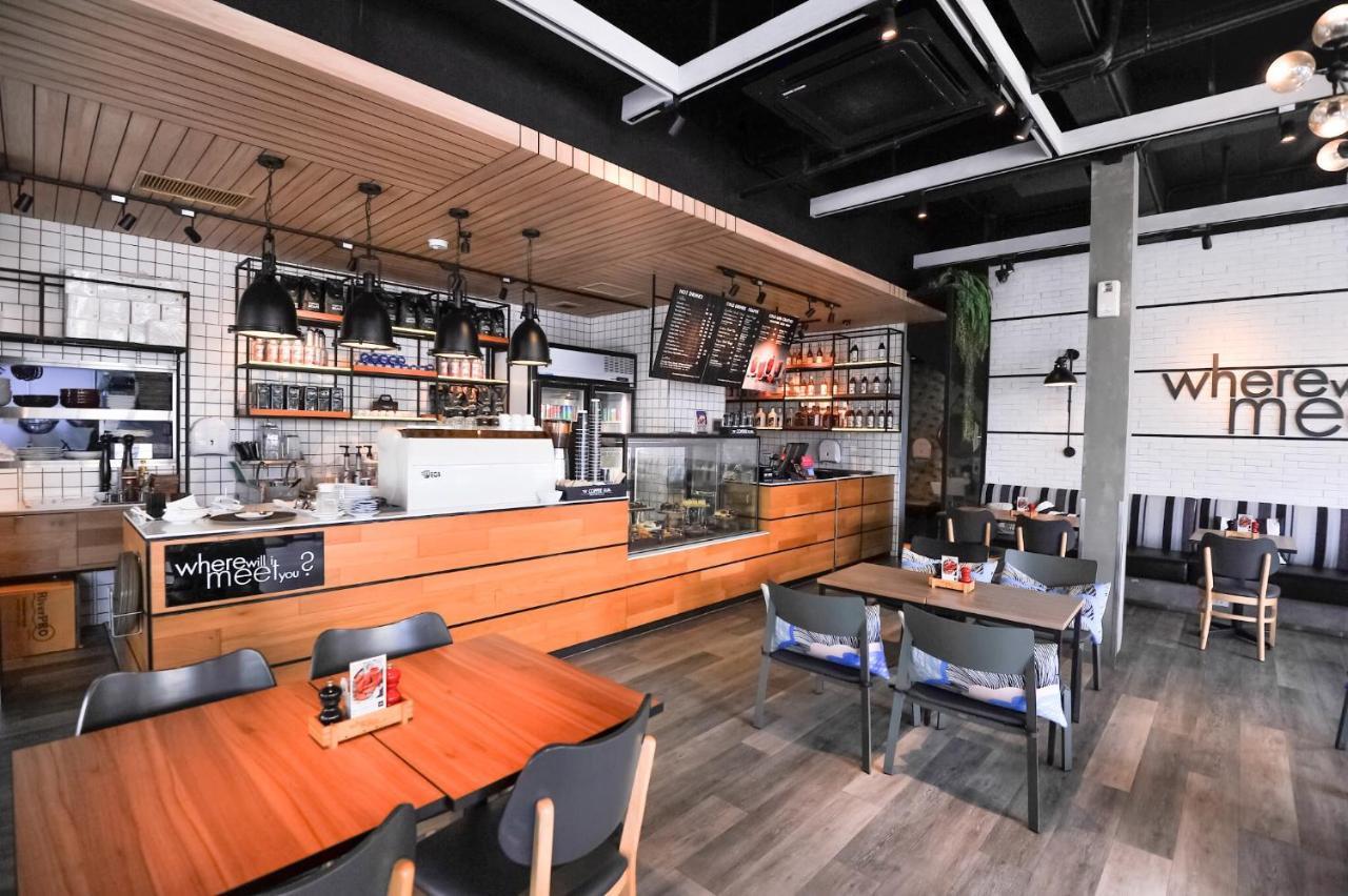 Glur Phuket Patong Beach Екстер'єр фото